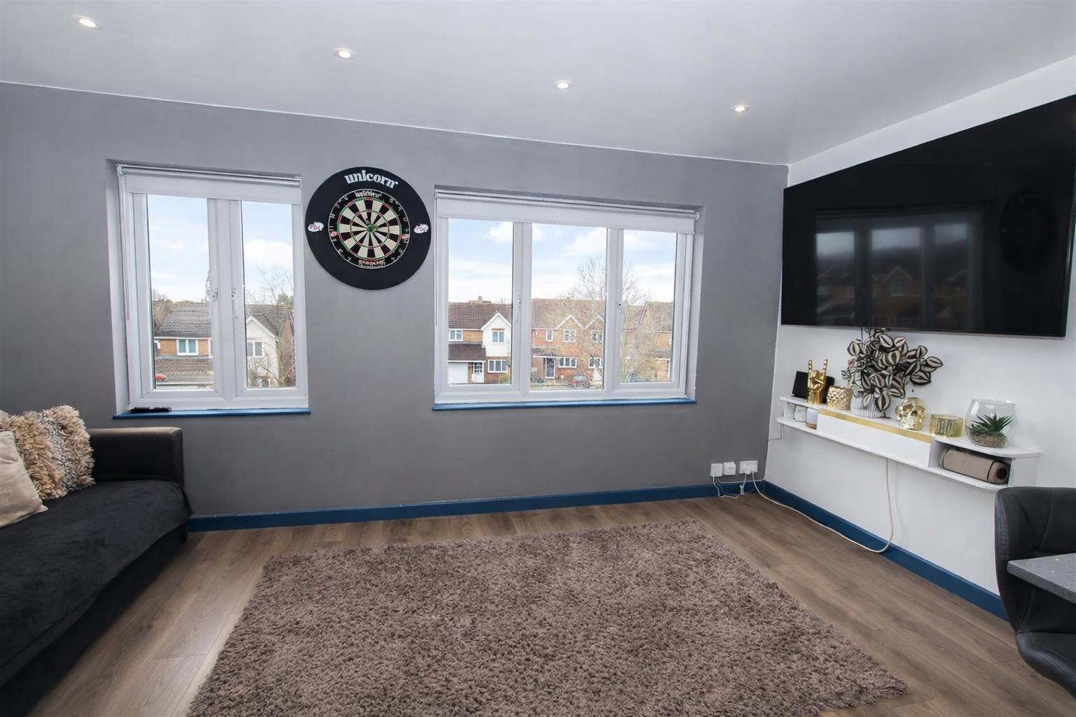 2 bed property in Cotswold Way, Worcester Park